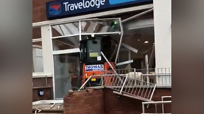 Рабочий разнес вход в отель после того как не получил зарплату