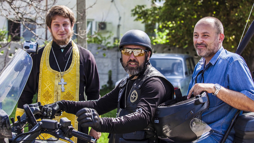 Фото мотопробега батюшки-байкера попали на календарь 