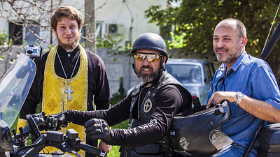 Фото мотопробега батюшки-байкера попали на календарь 