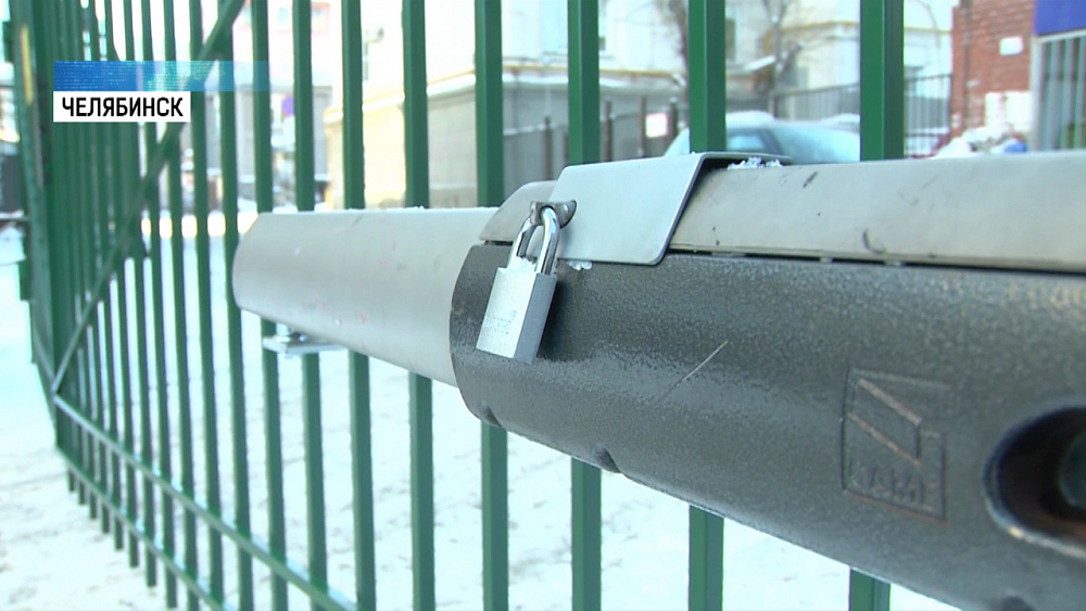 Жители нескольких домов «воюют» за право въезда во двор 