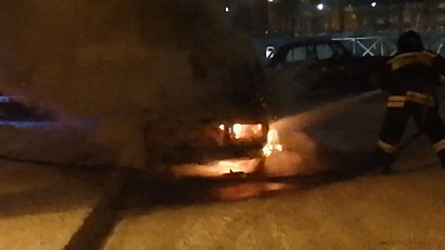 В Ленинском районе загорелся легковой автомобиль, вероятно поджог. ВИДЕО