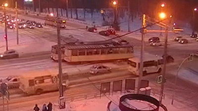 Пятничный «поцелуй» трамваев запечатлела камера видеонаблюдения 