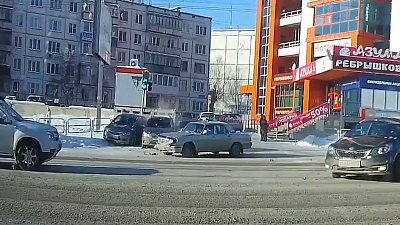 Неудачный поворот «Волги» и четыре поврежденных автомобиля зафиксировал регистратор