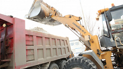 В Челябинске не спешат с вывозом снега из дворов