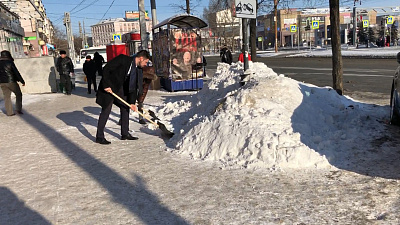 Ряженные чиновники метут улицы Челябинска