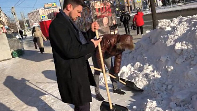 В сети появилось видео, где якобы челябинский чиновник чистит снег на улице