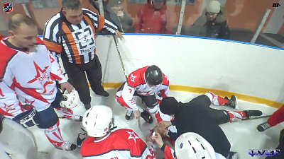 Нижегородский тренер спас жизнь хоккеисту прямо на льду. Видео 18+