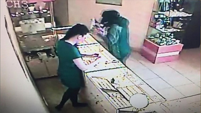 Среди белого дня парень обчистил ювелирный магазин в Челябинске. ВИДЕО