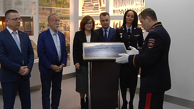 Куинджи вернули музейным работникам с повреждениями. Видео с передачей шедевра