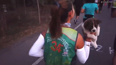 Во время марафона тайка нашла щенка. До финиша она бежала с ним под мышкой