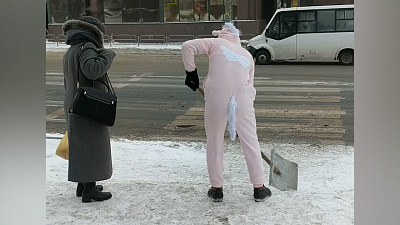 Очередной необычный персонаж метет тротуары Челябинска. На этот раз единорог
