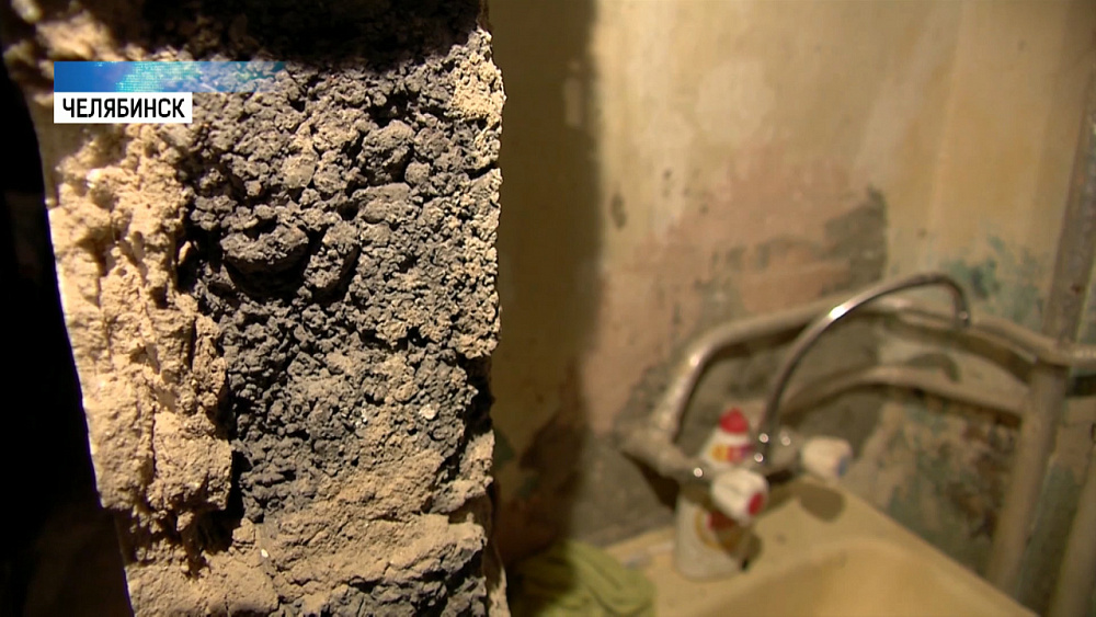 В Ленинском районе в доме обвалилась стена