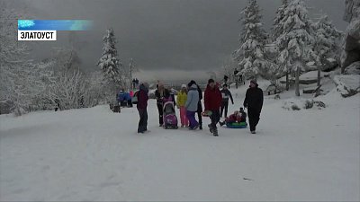 На Таганае люди катаются по неприспособленному склону