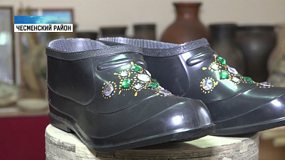 Дизайнер из Чесмы украшает калоши стразами и красками