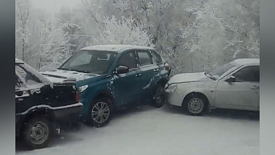 Фура сгребла 7 автомобилей в Магнитогорске