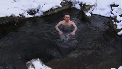 Житель Златоуста закаляется в родниковой воде