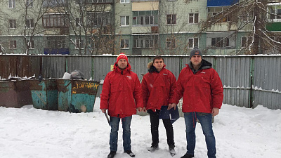 Активисты посетили челябинский двор и узнали, как там убирают мусор