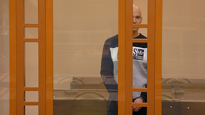 Плевался в зале, и не реагировал на приговор. Сбивший инспектора хоккеист-любитель отправился за решетку на 17 лет