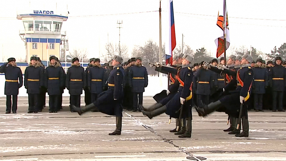 Авиационный полк получил Орден Суворова