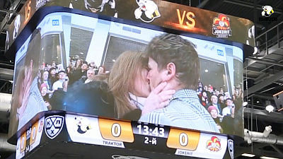 Для кого вчерашняя игра «Трактора» не закончилась поражением. Эффектное предложение челябинца своей возлюбленной