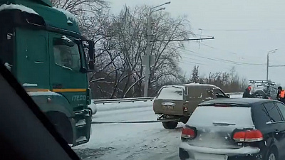 Легковые автомобили буксируют застрявшие фуры на Свердловском тракте. ВИДЕО