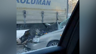 Легковушка попала под КамАЗ рядом с Миассом, пострадала пассажирка. ВИДЕО