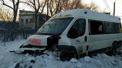 В Челябинске легковушка влетела в маршрутку с пятнадцатью пассажирами