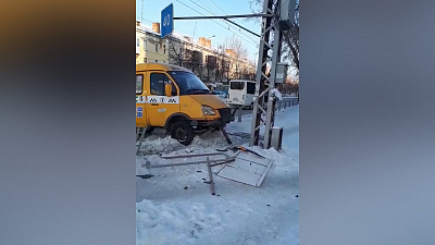 В Миассе маршрутка с пассажирами наехала на ограждение после столкновения с легковушкой