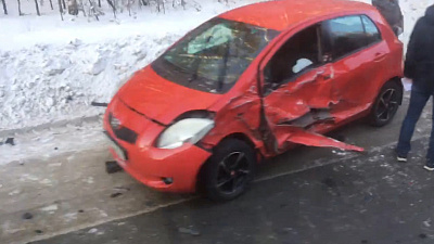 Последствия тройной аварии в Миассе засняли очевидцы