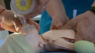 «Помогая младенцам дышать»: копейские медики учились реанимации младенцев на американских тренажерах