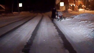 Женщина с коляской чудом не попала под колеса в Коркино. ВИДЕО