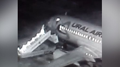 Момент падения пассажиров с трапа самолета в Барнауле попал на видео