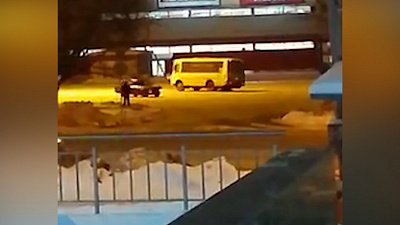 Челябинцев удивил ПАЗик, устроивший дрифт на парковке ТРК. ВИДЕО