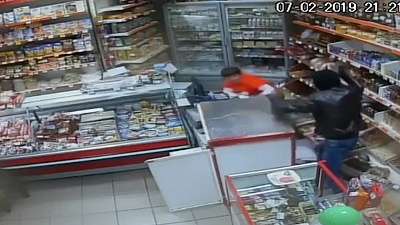 Жесткое ограбление продуктового магазина в Златоусте попало на видео