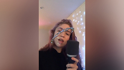 Девушка Илона Маска спела песню на русском, однако не справилась с матом