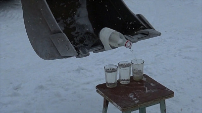 Виртуозы тракторного дела. В Златоусте студенты при помощи экскаватора разливают воду в стаканы