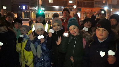 Любовь — это забота. Светоотражающие валентинки получили челябинцы от ГИБДД