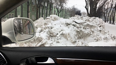 Гигантские сугробы в Озерске провоцируют ДТП