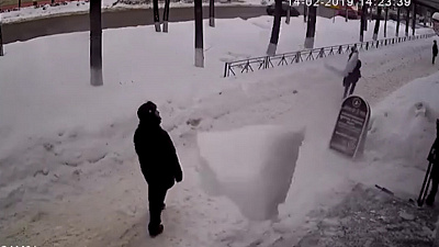 Падение огромной ледяной глыбы в Йошкар-Оле попало на видео. Чудом никто не пострадал