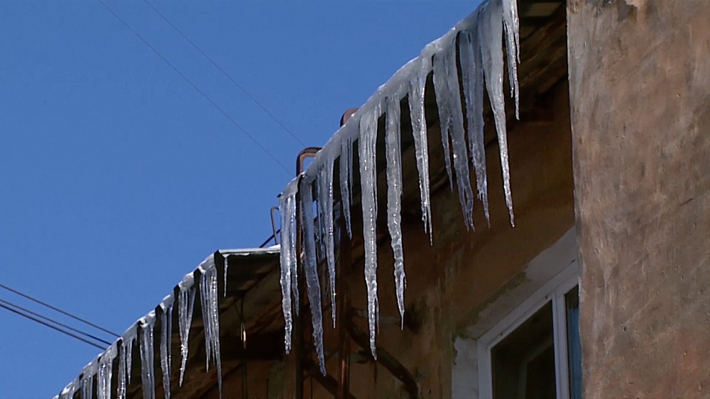 Южноуральцы жалуются на сосульки и наледь на крышах