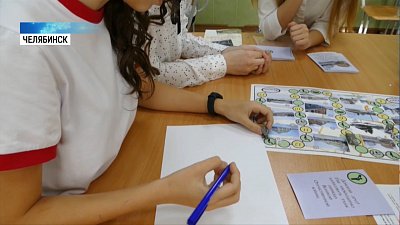 Школьники изучают историю во время игры