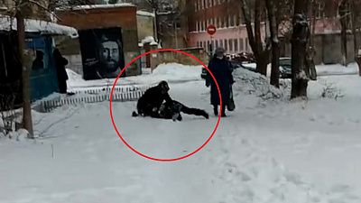 Пьяный мужчина напал на ребенка в Металлургическом районе. Видео от очевидца