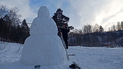 Студенты из Миасса слепили огромного снеговика