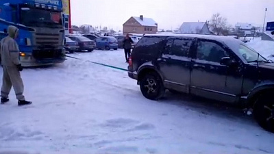 Легковушка вытянула большегруз из снежной ловушки в Магнитогорске