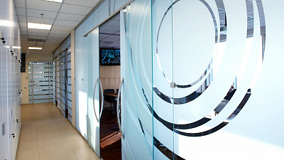 Преимущества тонировки стеклянных офисных перегородок пленкой