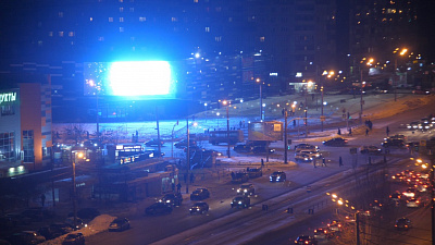 Яркий экран на фасаде нового ТРК отвлекает водителей и мешает жильцами соседних домов