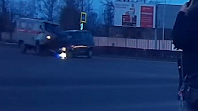 «Скорая» с роженицей попала в ДТП. Момент столкновения оказался на видео
