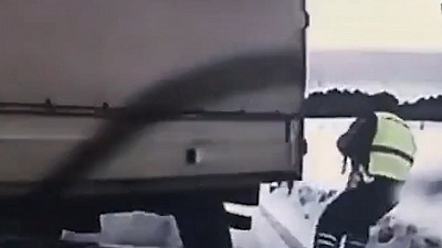 Хорошая реакция спасла инспектору жизнь в Екатеринбурге. ВИДЕО