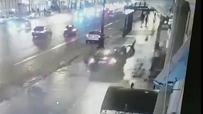 Жесткая авария на Невском проспекте в Петербурге. ВИДЕО