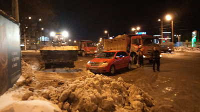 Чиновники вышли на работу в выходные, чтобы ускорить уборку снега в городе